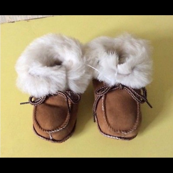 New brown lamb skin baby booties Mocs 3-6 months - Picture 2 of 7